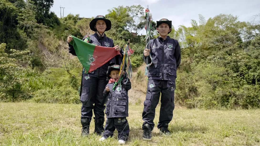 Hombre, mujer y niño de guardia indígena