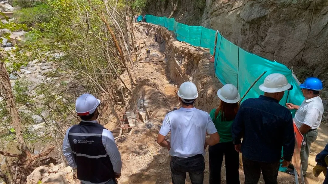 Funcionarios revisando el avance de la obra
