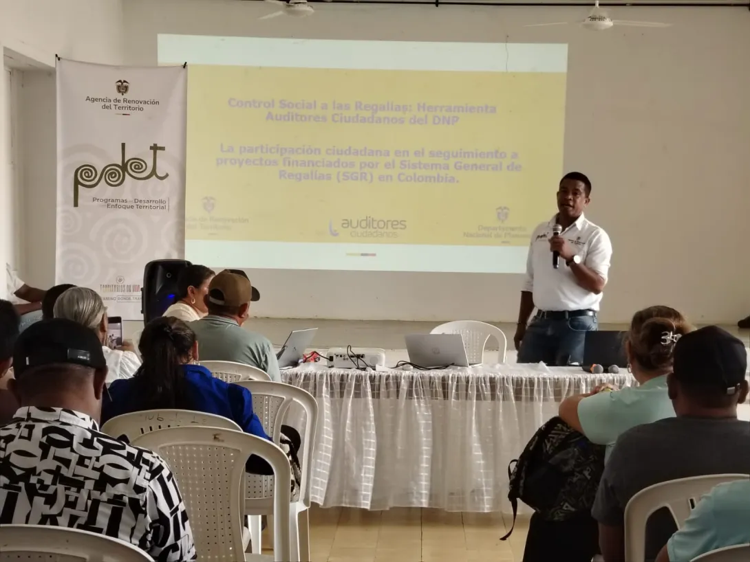 Funcionario de la ART dando capacitación a los integrantes de las Mesas comunitarias de los Montes de María