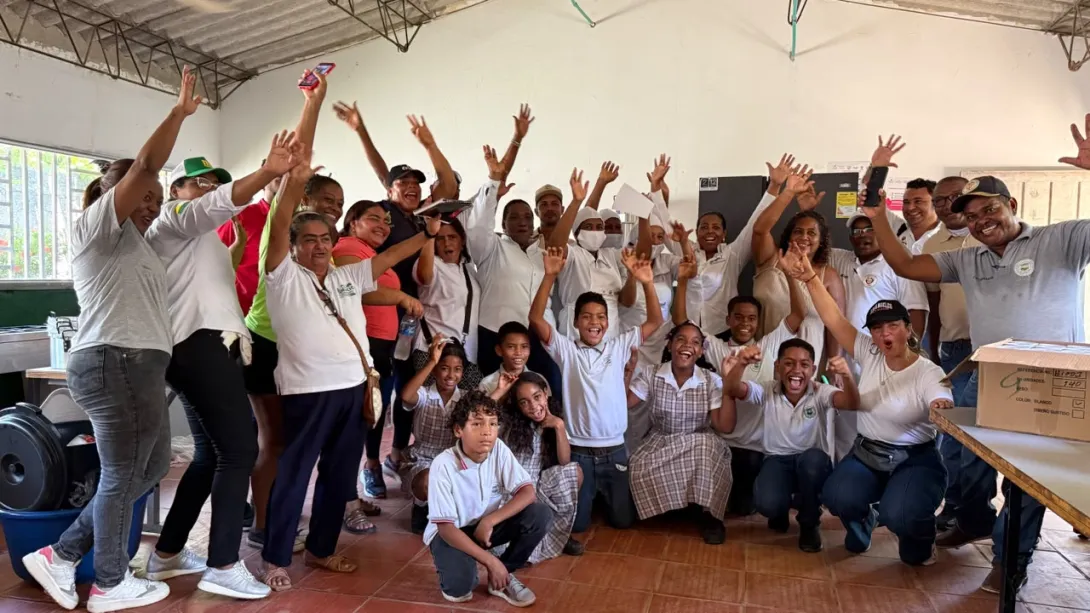 Niños y comunidad en la entrega de dotación para restaurantes escolares