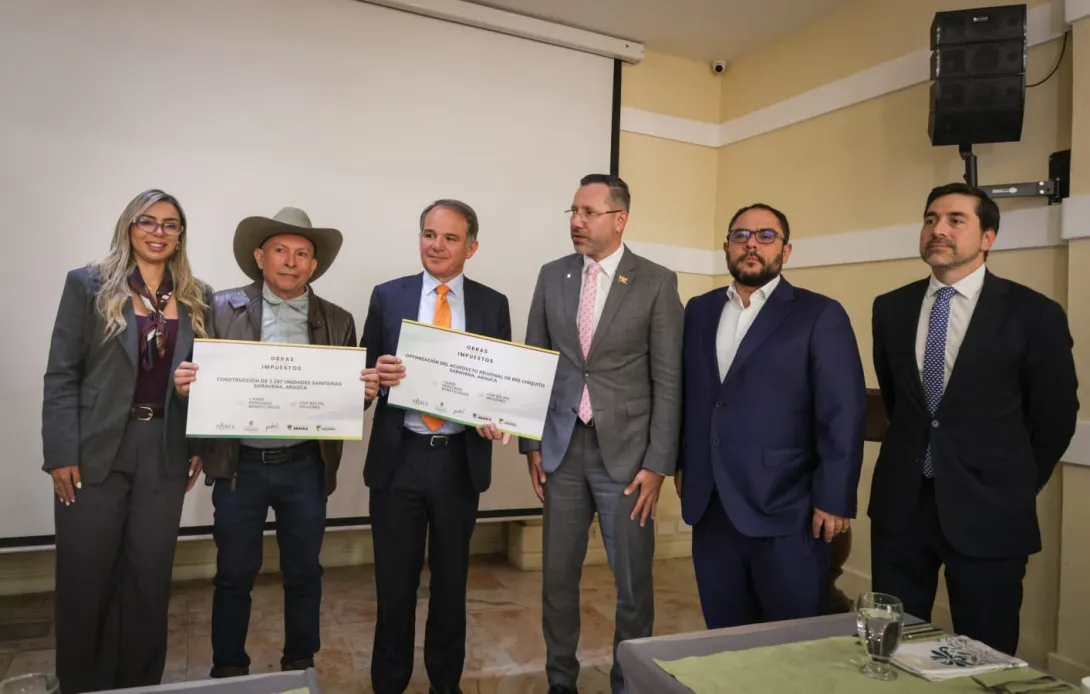 Representantes del gobierno nacional y empresarios en entrega de proyecto 