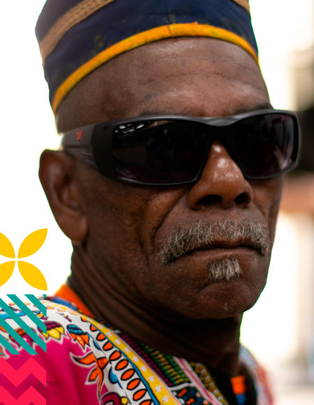 Hombre afro con gafas oscuras
