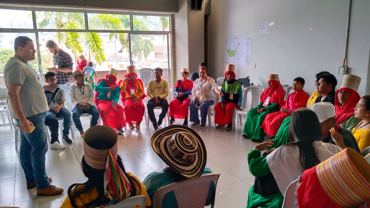 Hombres y mujjeres indígenas en reunión