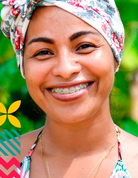 Mujer afro sonriendo con pañoleta en la cabeza