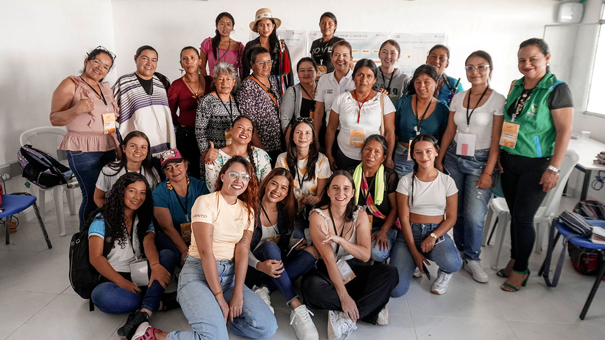 Mujeres y población LGBTIQ+ en reunión