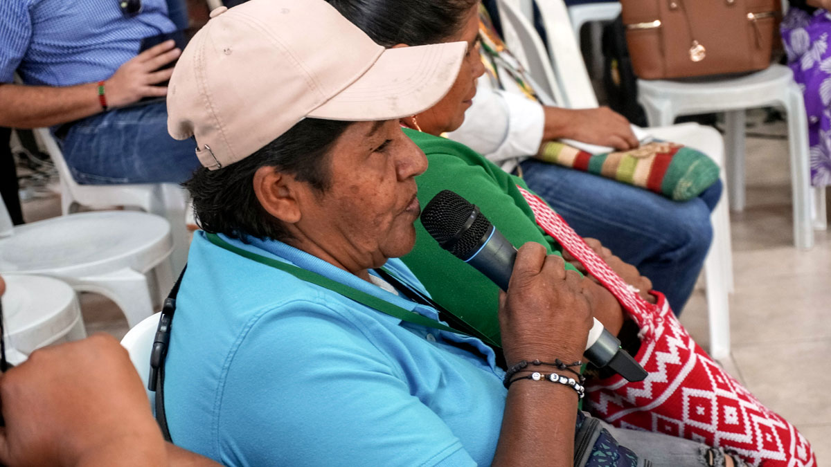 Gloria Estela Hernandez hablando por micrófono