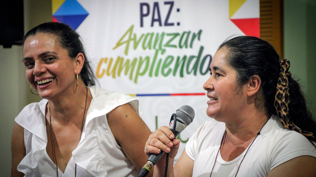Dos mujeres hablando por micrófono