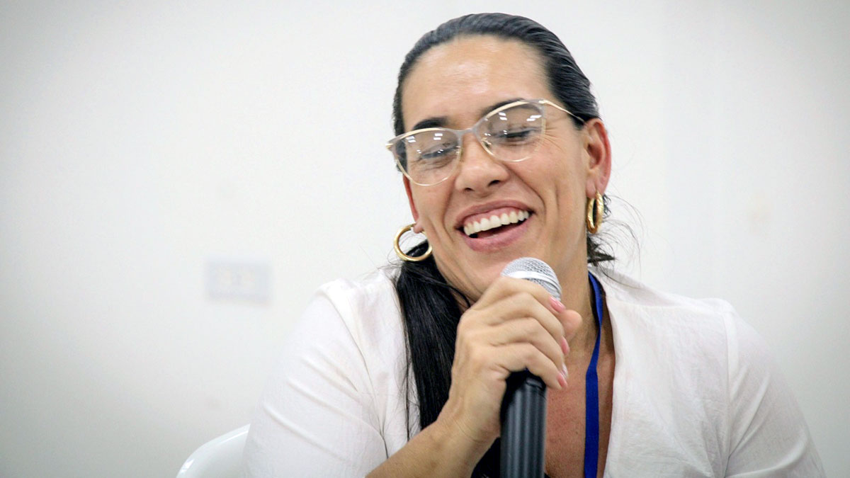 Mujer feliz hablando por micrófono