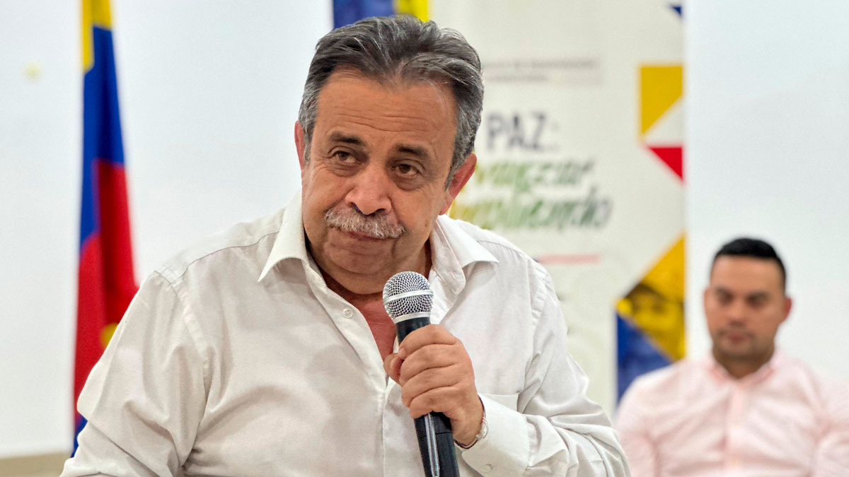Director Raul Delgado hablando por micrófono