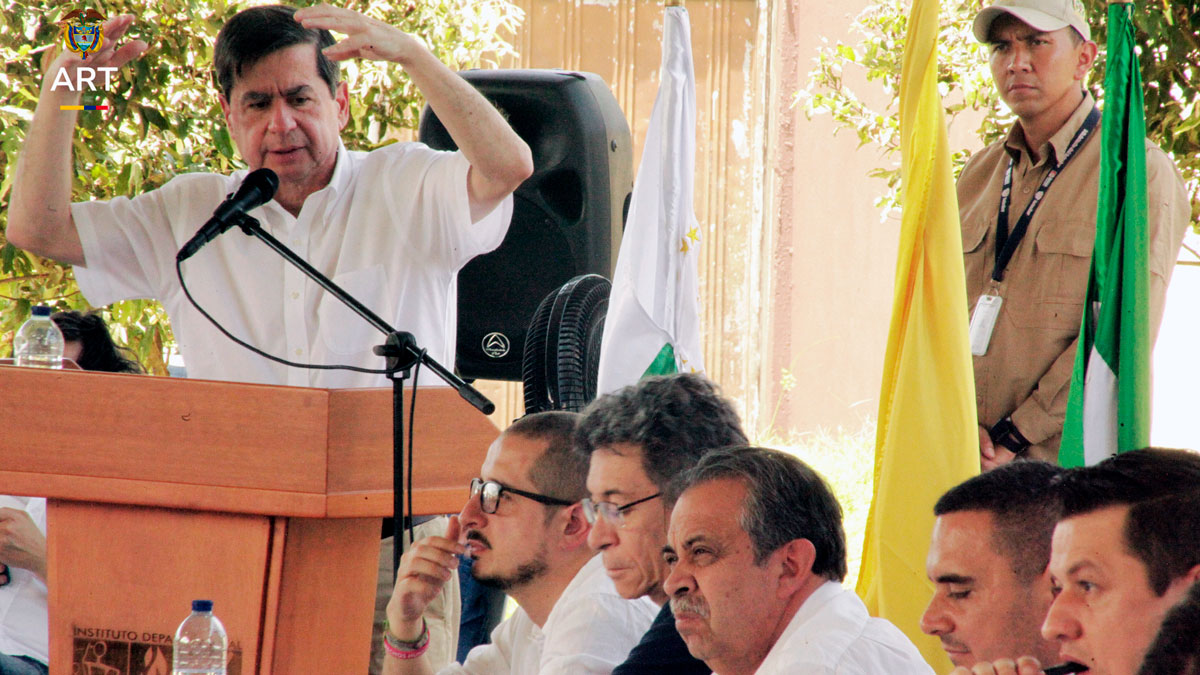 Ministro del Interior hablando ante las comunidades del Caquetá en la actualización de los PATR
