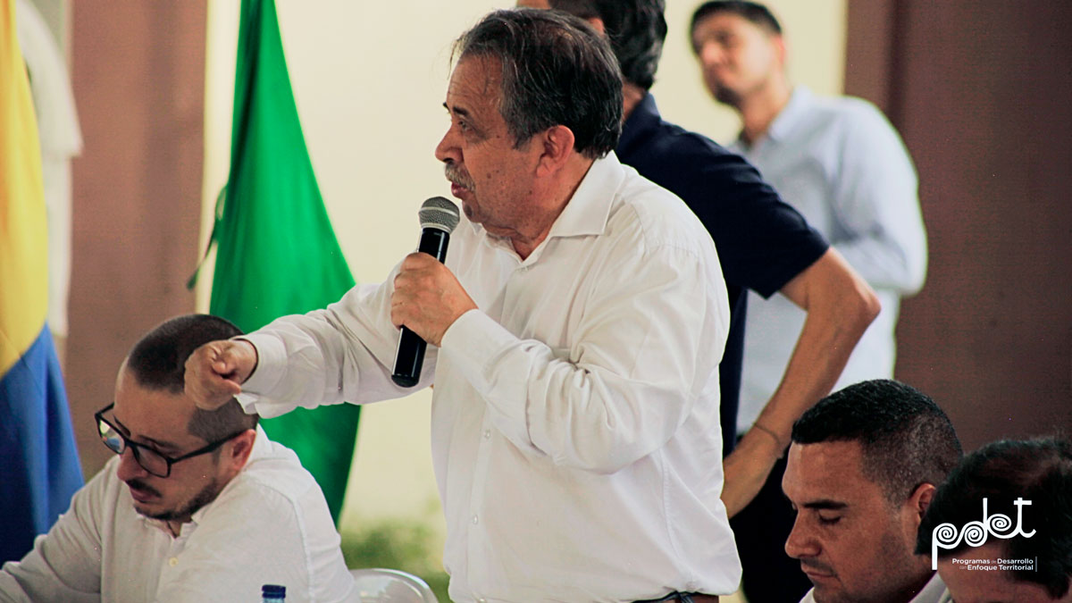 Director Raúl Delgado hablando ante las comunidades del Caquetá en la actualización de los PATR