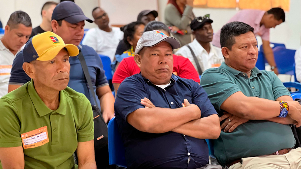 Hombres de la comunidad en la actualización de los PATR