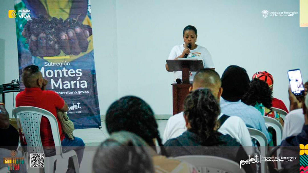 Coordinadora de la ART Subregión Montes de María hablando en la actualización de los PATR