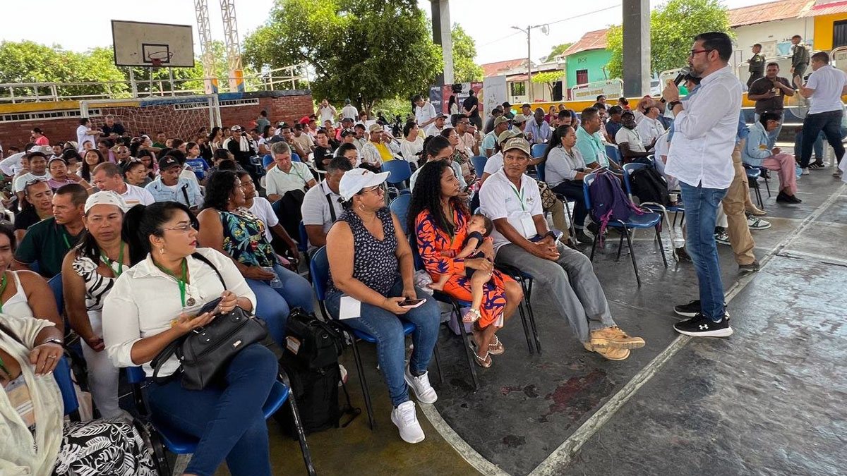Hombre hablando a las comunidades del Sur de Bolívar en la actualización de los PATR