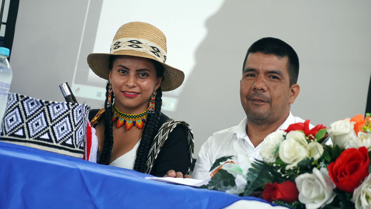 Mujer vestida con el traje típico del Tolima junto a hombre